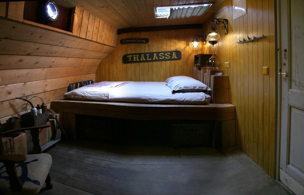Boat 'Opoe Sientje' Bed & Breakfast Наймеген Стая снимка