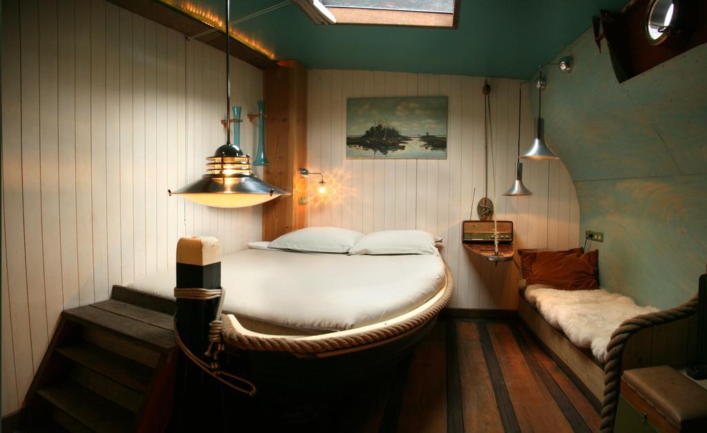 Boat 'Opoe Sientje' Bed & Breakfast Наймеген Стая снимка